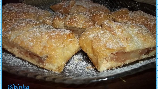Pečený jablečný strudl s pudinkem na talíři