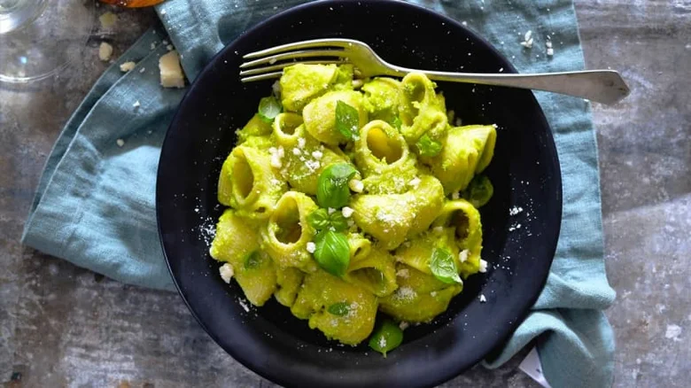 Pasta s sýrovou omáčkou a bazalkou