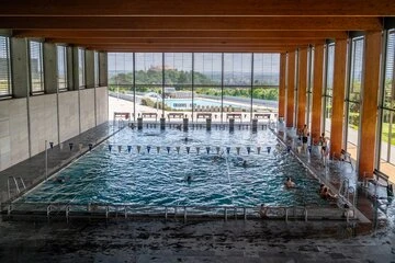 Vnitřní bazén Kraví hora s výhledem na krajinu