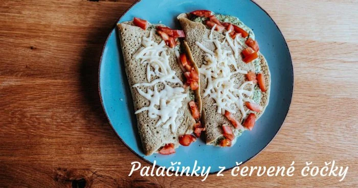 Palačinky z červené čočky s sýrem a rajčaty