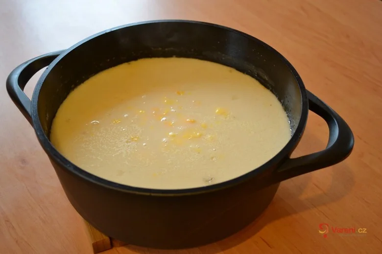 Sýrová omáčka v hrnci, připravená na stolní desce